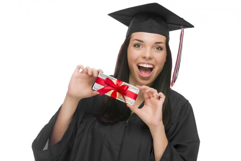 If you are looking to give a high school graduate a gift of money, you should consider giving them anywhere from $50 to $100.