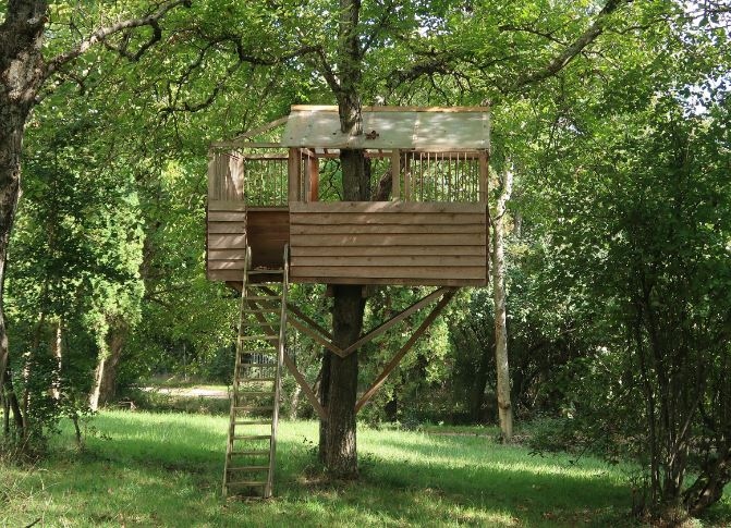 If you're looking for ideas to spruce up your treehouse, look no further than these treehouse railing ideas.