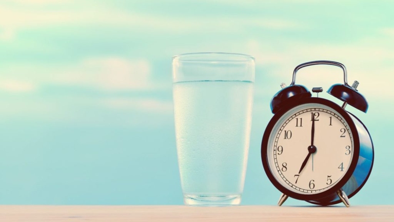 It takes an average of 7-14 minutes to urinate after drinking 20 ounces of water.