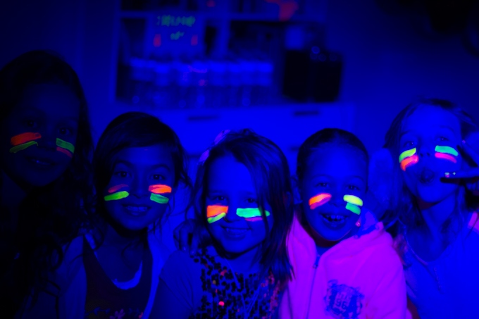 There are a variety of activities and games that can be enjoyed at a glow party.