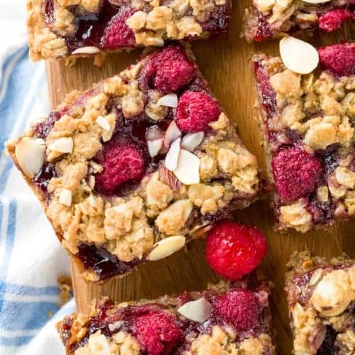 These homemade raspberry breakfast bars are a healthy and delicious way to start your day!
