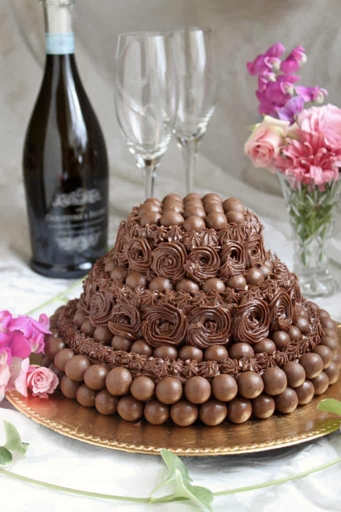 This Maltesers Cake is an amazing birthday cake idea for teenagers!